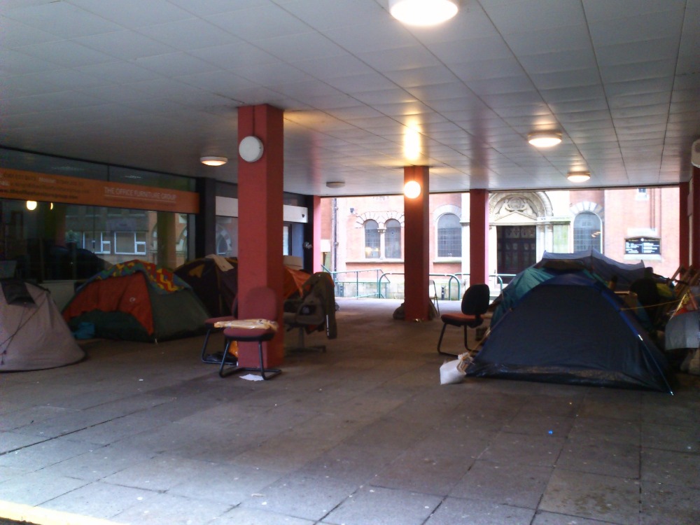 Manchesterští bezdomovci se maj výborně.